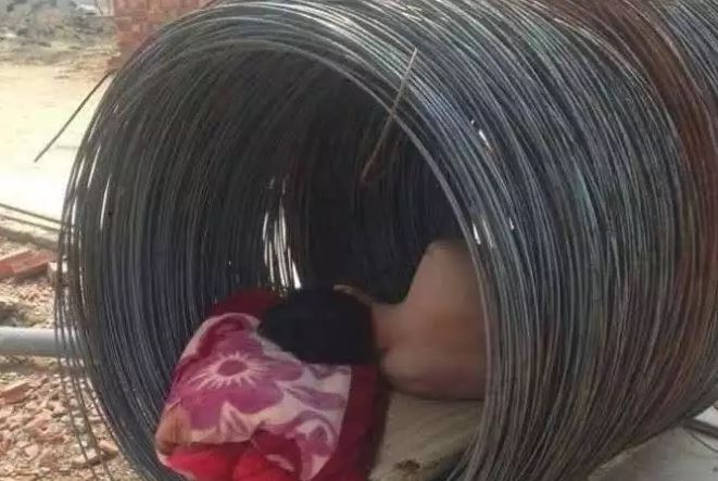 tingkah nyeleneh kuli bangunan pakai alat kerja Berbagai sumber