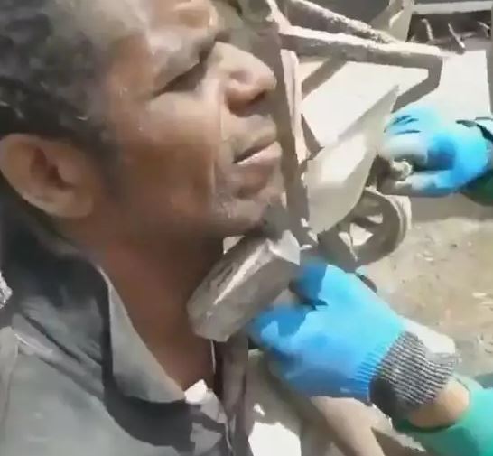 tingkah nyeleneh kuli bangunan pakai alat kerja Berbagai sumber