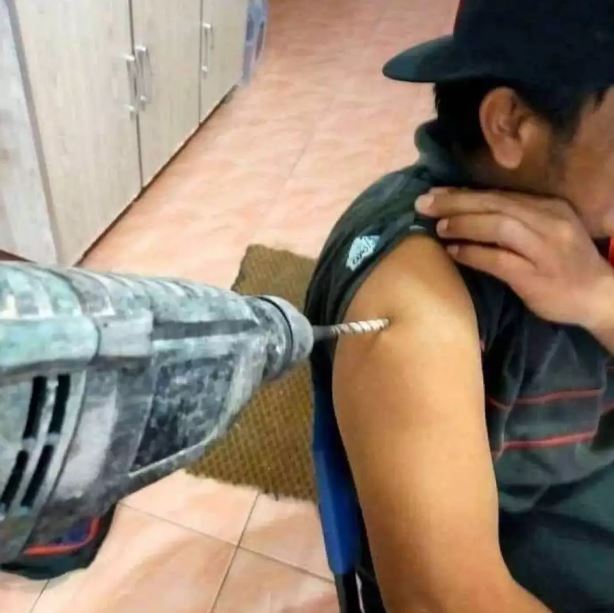 tingkah nyeleneh kuli bangunan pakai alat kerja Berbagai sumber