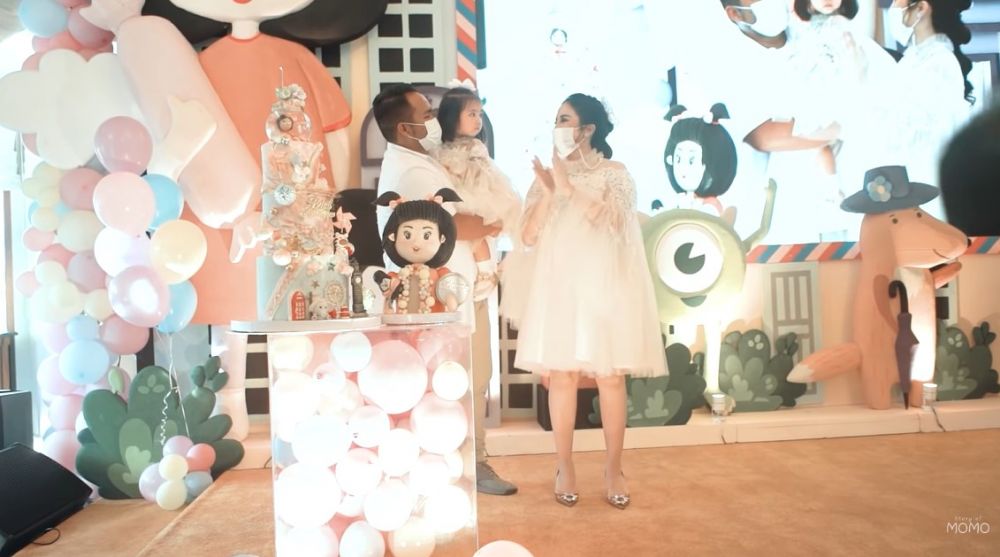 9 Potret kue ulang tahun anak Momo Geisha, unik, mewah, dan berkarakter