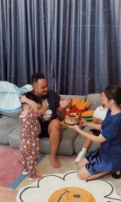 9 Potret kue ulang tahun anak Momo Geisha, unik, mewah, dan berkarakter