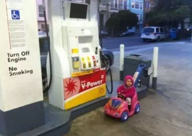 cewek isi bensin pom © berbagai sumber