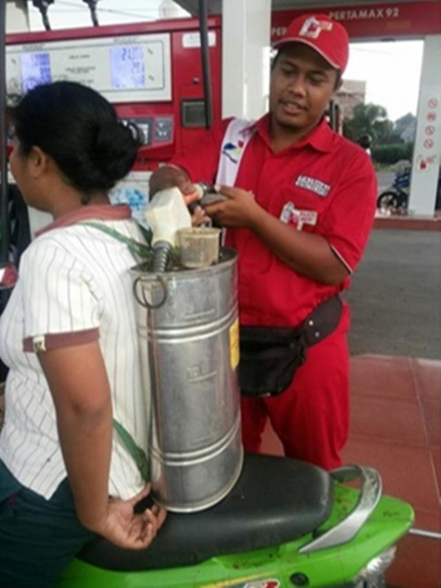 cewek isi bensin pom © berbagai sumber