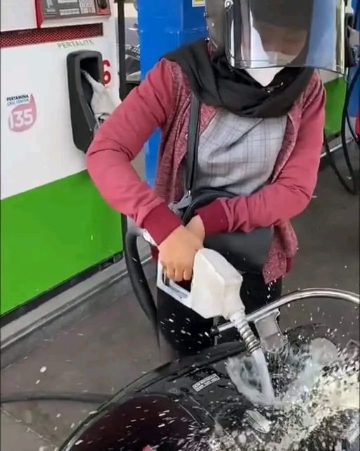 cewek isi bensin pom © berbagai sumber