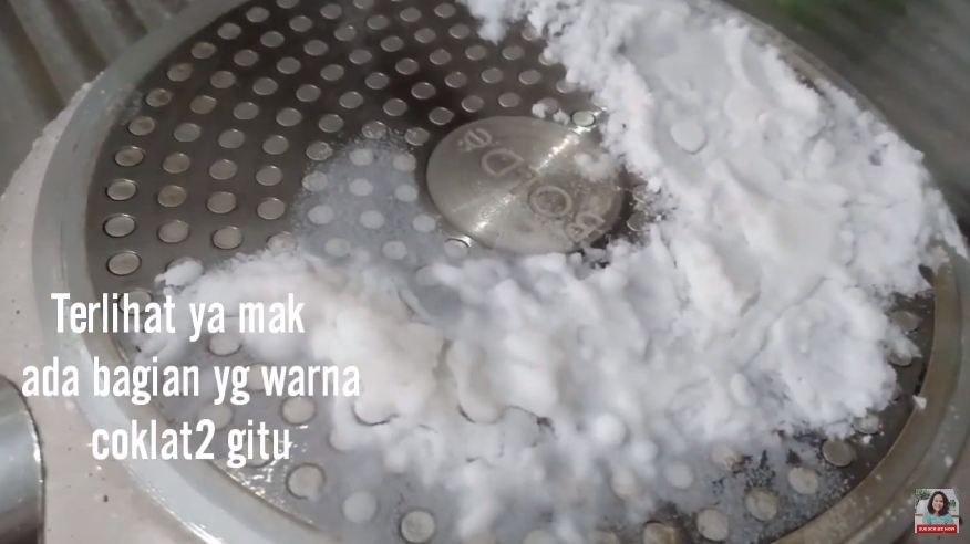 Pakai satu bahan dapur, ini cara bersihkan kerak gosong di pantat teflon granit