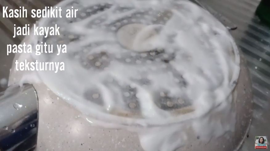 Pakai satu bahan dapur, ini cara bersihkan kerak gosong di pantat teflon granit
