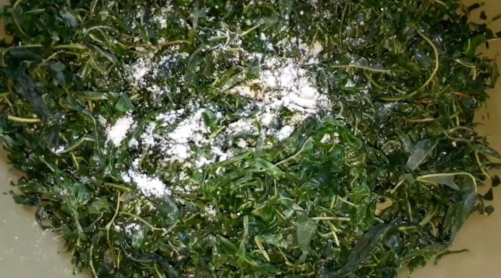 Tanpa direbus dulu, begini trik menumis daun singkong agar rasanya tidak pahit