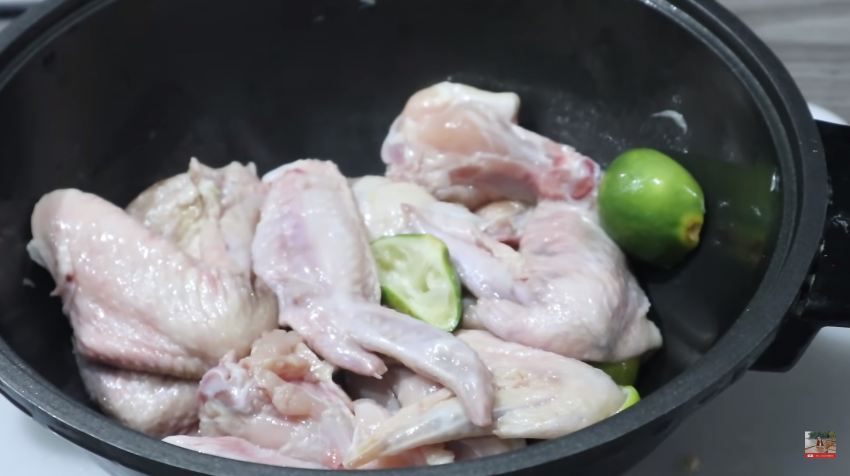 Bukan pakai terigu, ini trik bikin ayam goreng tepung agar tidak amis dan renyah tahan lama