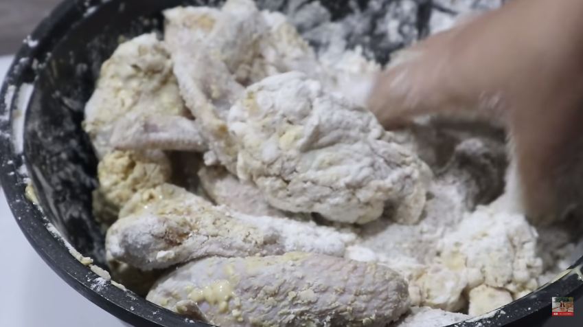 Bukan pakai terigu, ini trik bikin ayam goreng tepung agar tidak amis dan renyah tahan lama