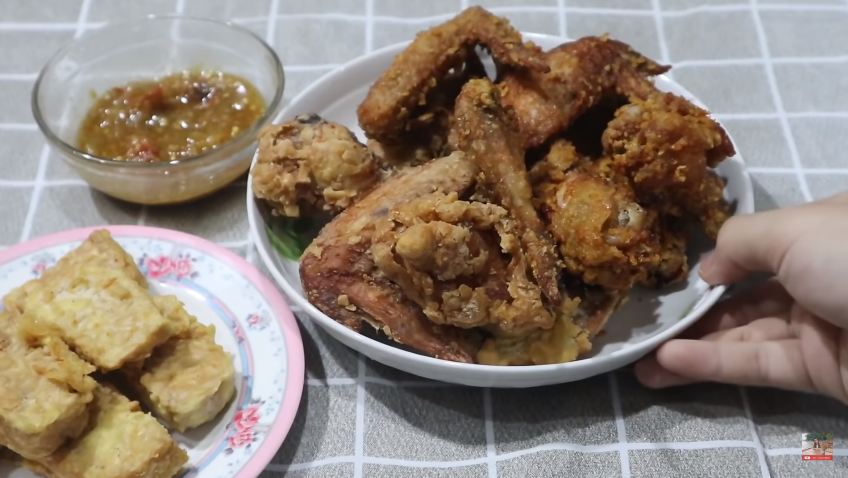 Bukan pakai terigu, ini trik bikin ayam goreng tepung agar tidak amis dan renyah tahan lama