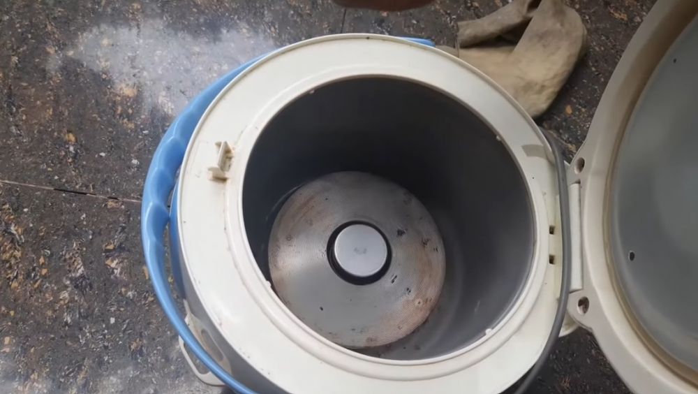 Cara ampuh mengangkat kerak dan noda gosong di dasar rice cooker, simpel tanpa sabun
