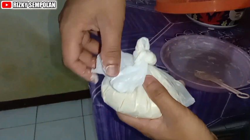 Tanpa bahan tambahan, ini trik menyimpan adonan sempol agar tidak mencair dan tahan hingga 1 bulan