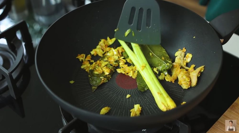 7 Trik membuat kulit ayam krispi tanpa tepung supaya gurih maksimal dan renyah tahan lama