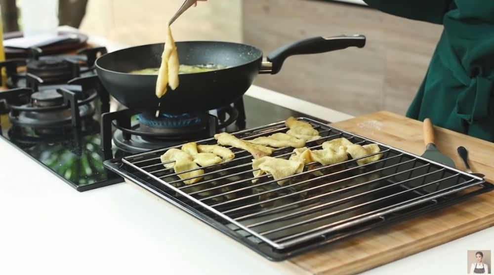 7 Trik membuat kulit ayam krispi tanpa tepung supaya gurih maksimal dan renyah tahan lama