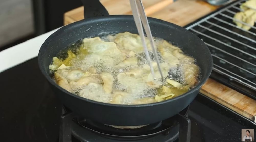 7 Trik membuat kulit ayam krispi tanpa tepung supaya gurih maksimal dan renyah tahan lama