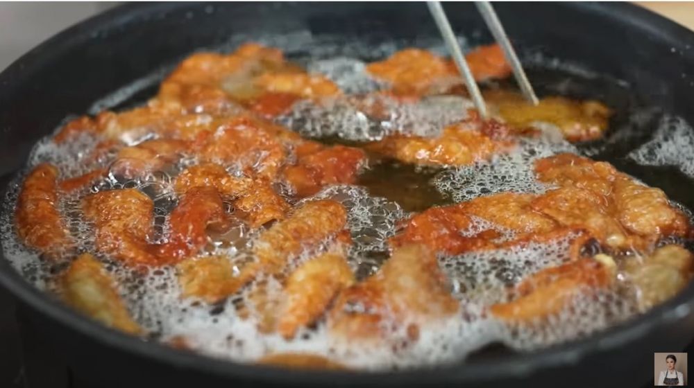 7 Trik membuat kulit ayam krispi tanpa tepung supaya gurih maksimal dan renyah tahan lama