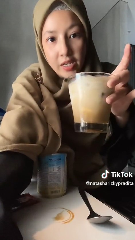 9 Inspirasi minuman ala kafe buatan Natasha Rizky, segar dan antiribet