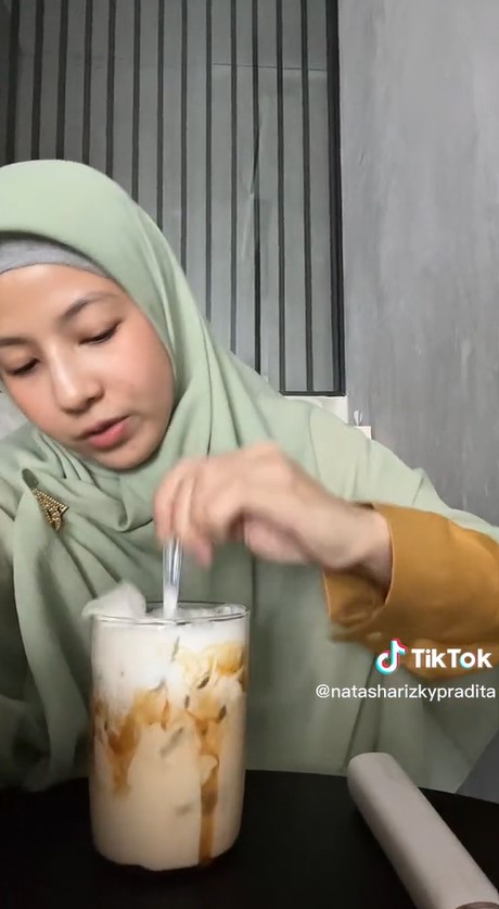 9 Inspirasi minuman ala kafe buatan Natasha Rizky, segar dan antiribet