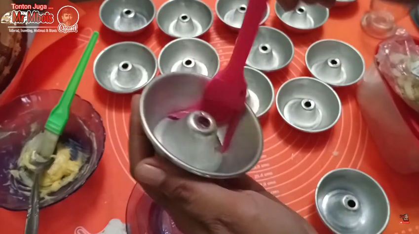 Bukan dengan sabun, ini trik bersihkan loyang kue sebelum digunakan cuma pakai 1 bahan dapur