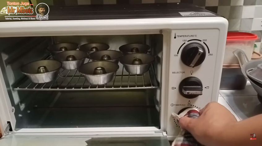 Bukan dengan sabun, ini trik bersihkan loyang kue sebelum digunakan cuma pakai 1 bahan dapur