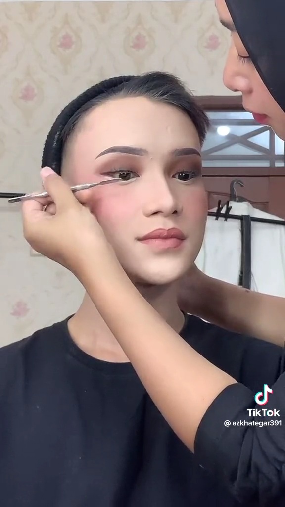 7 Transformasi pria dirias MUA jadi pengantin Palembang © 2023 berbagai sumber