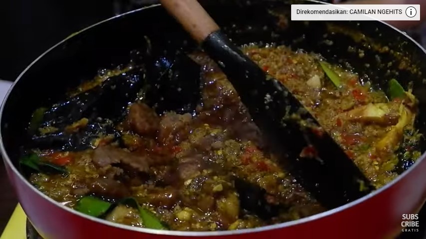 Trik menggoreng serundeng kelapa agar kering dan renyahnya awet hingga 1 bulan