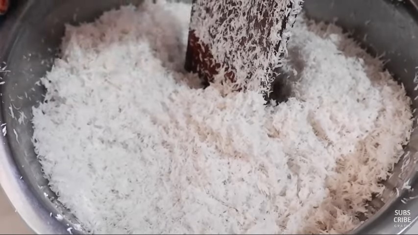 Trik menggoreng serundeng kelapa agar kering dan renyahnya awet hingga 1 bulan