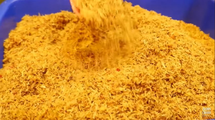 Trik menggoreng serundeng kelapa agar kering dan renyahnya awet hingga 1 bulan