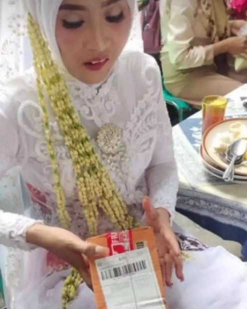 Momen lucu saat orang saat terima paket Twitter