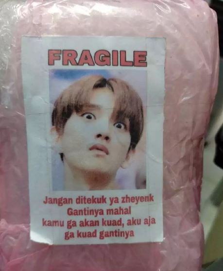 Tulisan lucu 'jangan dibanting' di paket Berbagai sumber