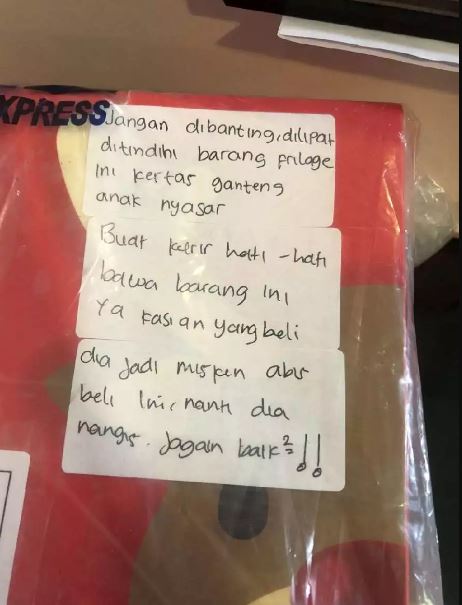Tulisan lucu 'jangan dibanting' di paket Berbagai sumber