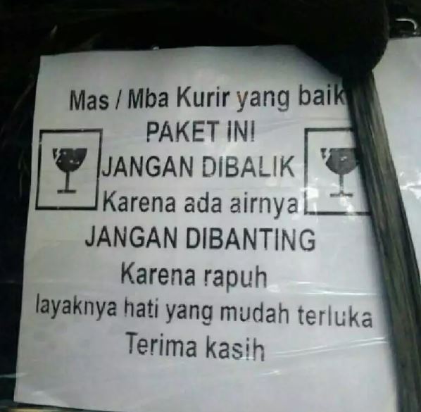 Tulisan lucu 'jangan dibanting' di paket Berbagai sumber