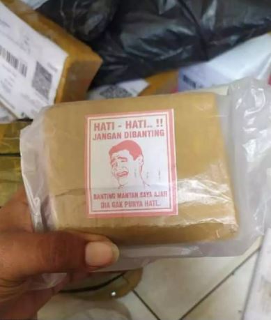 Tulisan lucu 'jangan dibanting' di paket Berbagai sumber
