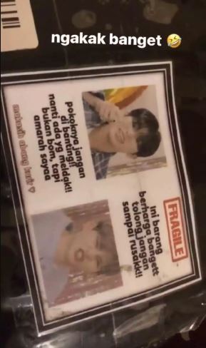 Tulisan lucu 'jangan dibanting' di paket Berbagai sumber