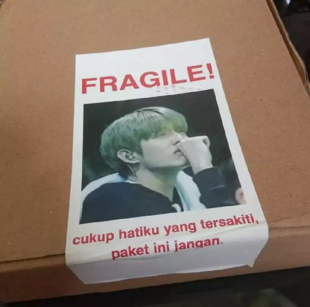 Tulisan lucu 'jangan dibanting' di paket Berbagai sumber