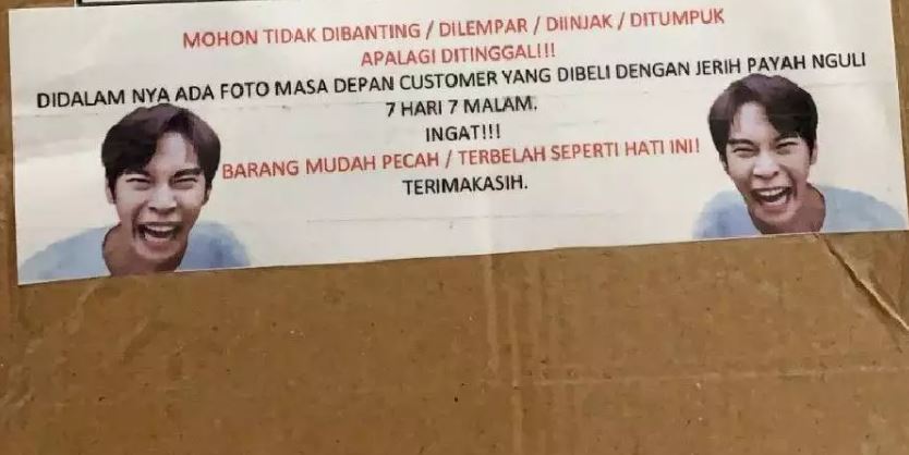 Tulisan lucu 'jangan dibanting' di paket Berbagai sumber