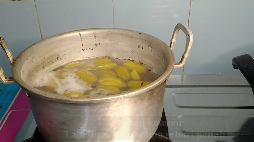 Cara menghilangkan kerak gosong di bagian dalam panci, cuma pakai satu buah ini