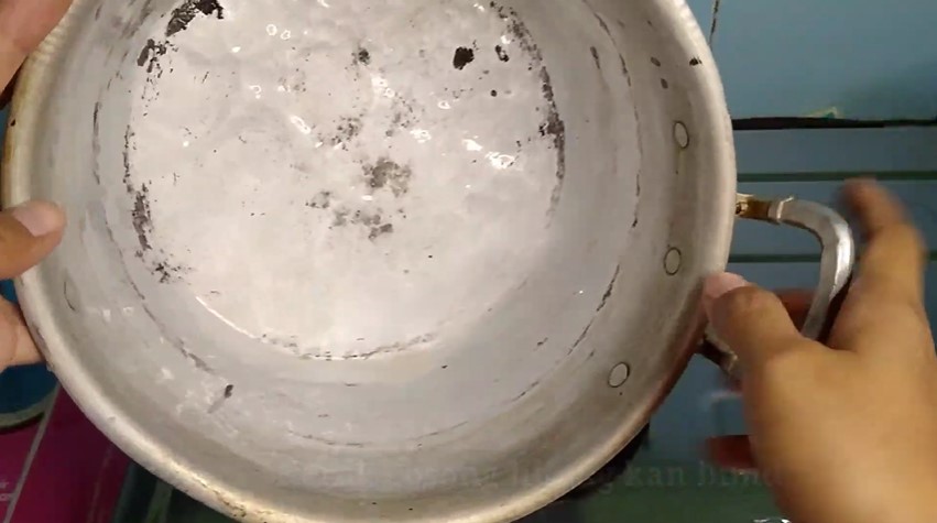 Cara menghilangkan kerak gosong di bagian dalam panci, cuma pakai satu buah ini