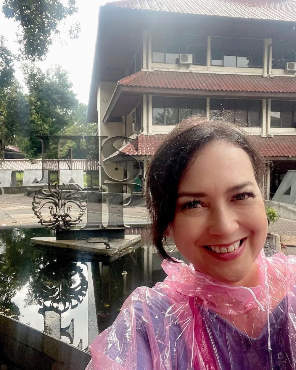 Ira Wibowo lawan main Nike Ardilla di film Kasmaran © 2023 brilio.net