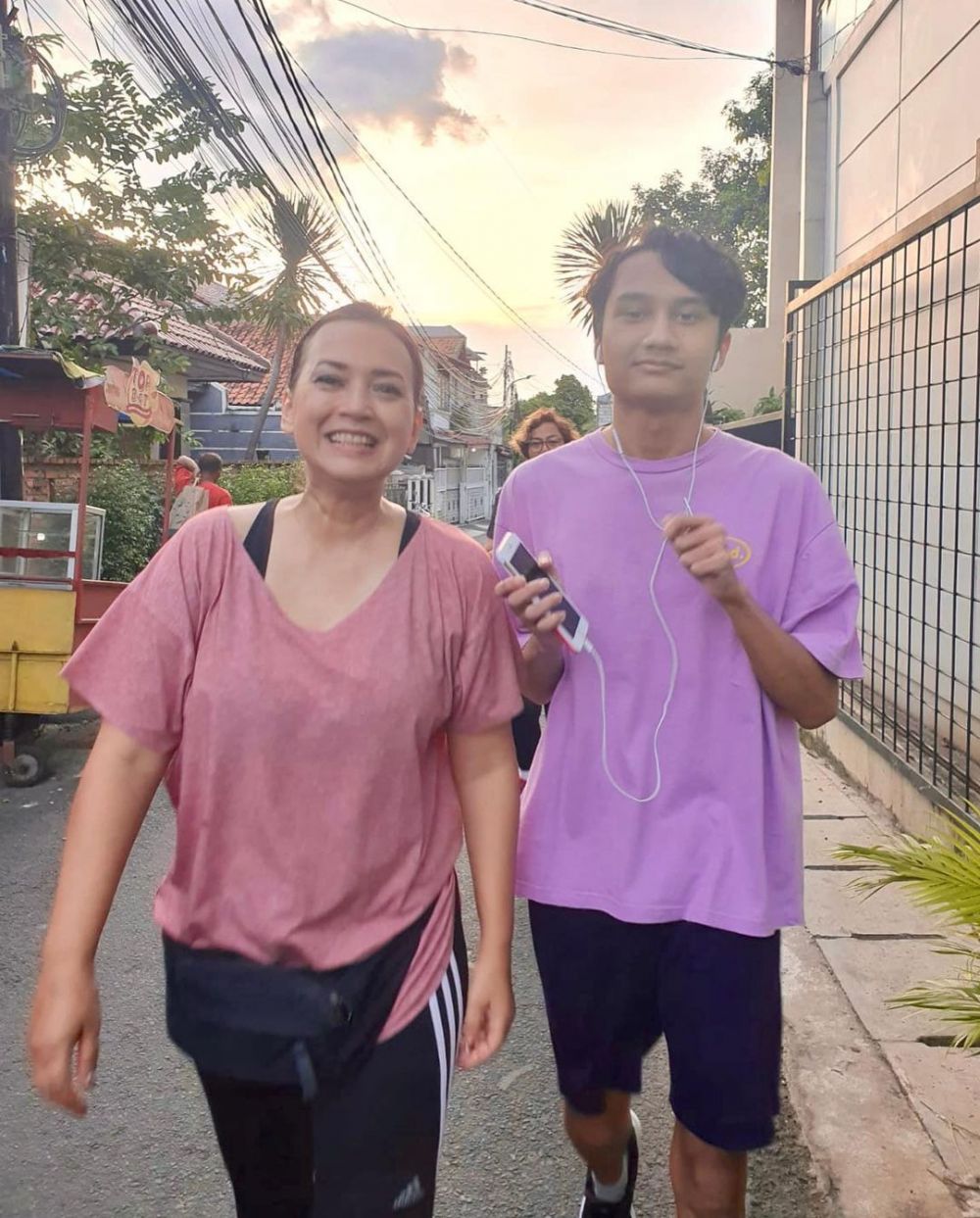 Ira Wibowo lawan main Nike Ardilla di film Kasmaran © 2023 brilio.net Ira Wibowo lawan main Nike Ardilla di film Kasmaran © 2023 brilio.net