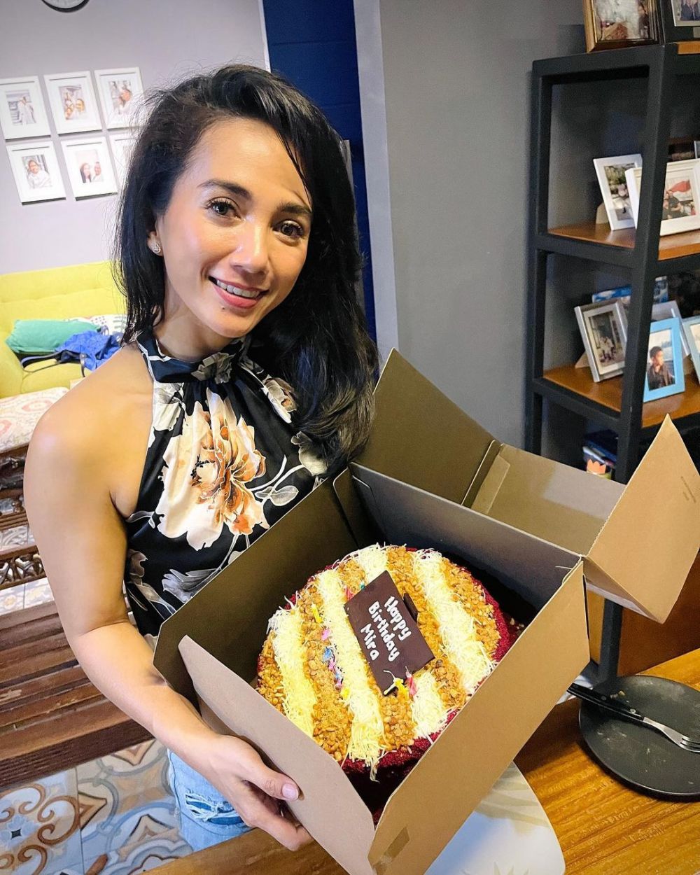 Mira Asmara pemeran Desy di Jin dan Jun jual salad buah © 2023 brilio.net