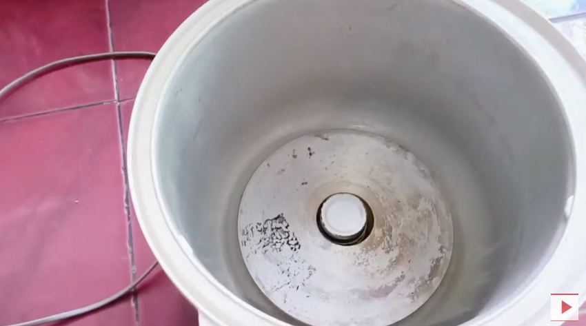 Trik bersihkan kerak gosong di dasar rice cooker cuma pakai 1 bahan, masak nasi nggak butuh waktu lama