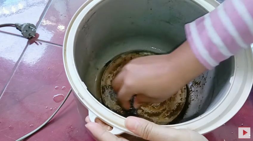 Trik bersihkan kerak gosong di dasar rice cooker cuma pakai 1 bahan, masak nasi nggak butuh waktu lama