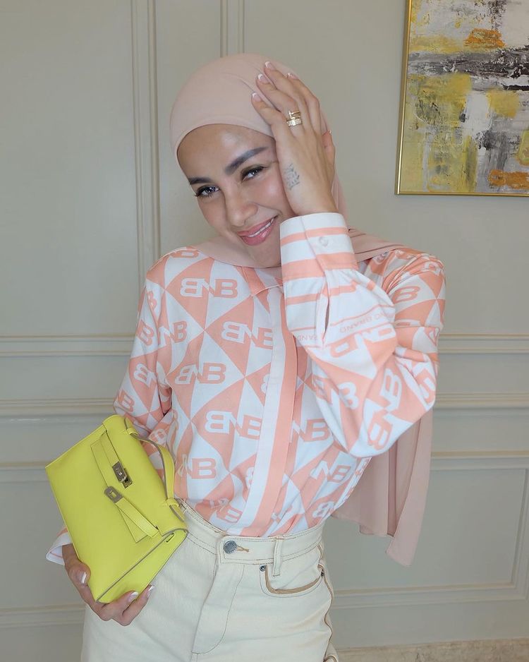 Olla Ramlan Jin dan Jun © berbagai sumber