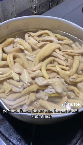 Bukan cuma menghilangkan amis, cara merebus usus ayam ini ampuh bikin rasanya tidak pahit