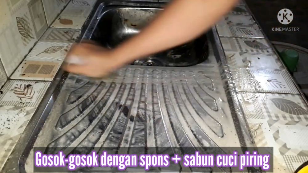 Trik ampuh mengangkat kerak dan karat di wastafel cuci piring, kinclong tanpa cairan khusus