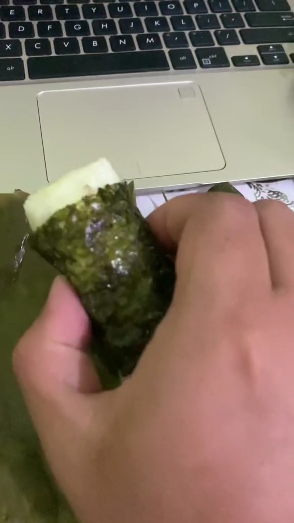 Menyantap sushi ala kearifan lokal, aksi warganet satu ini tuai pujian
