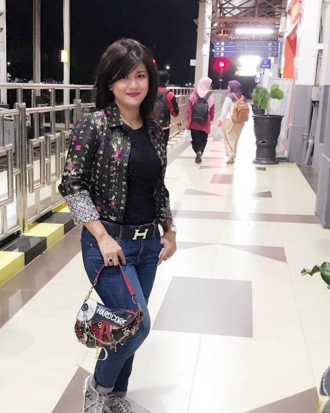 Sepupu Jun fokus urus anak © Instagram Sepupu Jun fokus urus anak © Instagram