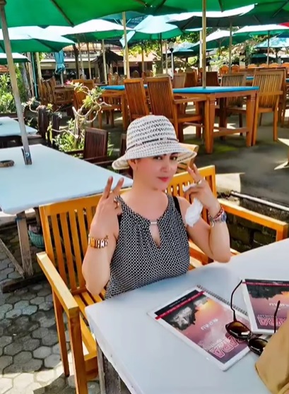 model foto bareng Nike Ardilla masih eksis jadi aktris © berbagai sumber