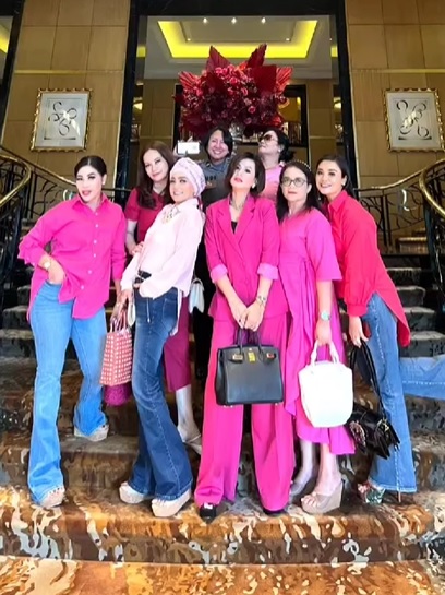 model foto bareng Nike Ardilla masih eksis jadi aktris © berbagai sumber